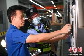“港车北上”正式实施 首辆香港单牌车经港珠澳大桥入境珠海图片