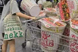 泡面桶炒到500元，仍遭疯抢？网友：看不懂！图片