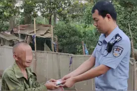 暖！民警刨7个垃圾桶为老人找回“纸巾钱包”图片