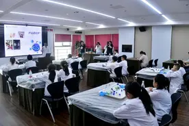 做“大象牙膏”体验“神奇化学”图片