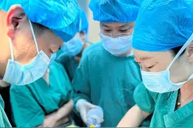 肠子裸露体外，婴儿刚出生4小时就经历救命手术图片