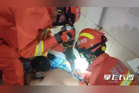 长沙一大学生耳机掉入便池，伸手去捞手被卡！惊动消防员……图片