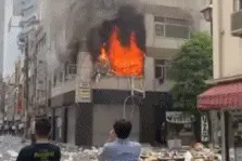 日本东京闹市区发生爆炸！多人受伤，有人头发被烧焦，现场烟雾弥漫……图片