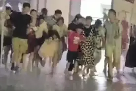 暖心！客人吃完饭突降暴雨，餐馆老板撑雨棚送客上车图片