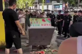 湖南长沙一瓜贩遇城管巡查掀翻自己小车发泄不满 城管回应：正在调查图片