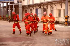 嘉鱼开展危化品生产安全事故综合处置应急演练图片