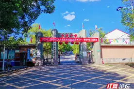 烂漫夏日里的校园天空有多美？一不小心就被这蓝天白云美到了图片