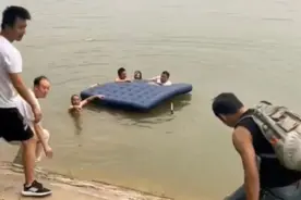 西安一家三口落水被救 当事女子哭着寻找救人者图片