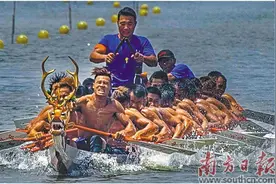 各地都在扒龙舟，为何“摇头哥”火了？图片