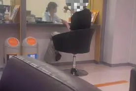 银行回应男子柜台故意1次取1元：柜员询问他取款用途，这是反洗钱的要求图片