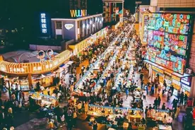 夜市“变形记”：从小商品到潮经济图片