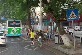 点赞 ! 两位奋力奔跑的少年找到了！图片