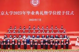 北大举行毕业典礼，为保安、食堂师傅和保洁阿姨等送上鲜花图片