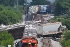 美国境内又现火车事故 多达29节车厢脱轨侧翻图片