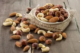 每天吃一把坚果，会发生什么？能让心血管变健康？还会降低患癌风险？图片