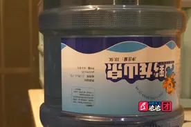 桶装水里多次喝出异物，女子要求厂家做检测！对方：赔你二十桶图片