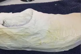 洗完的小白鞋渗出黄浆，是被脚汗精华包浆了吗?图片