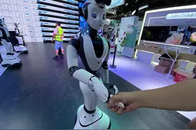 探营世界人工智能大会：具身智能机器人会聊天，还会投篮图片