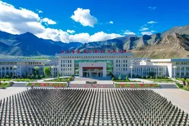 光荣时刻！武警西藏总队新兵团举行新兵授衔暨宣誓仪式图片