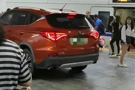 私家车开上火车站站台？深圳站：深表歉意，将严格管理图片