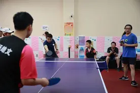 营造和谐家庭氛围！宝山区举办“大手牵小手”趣味乒乓球比赛图片