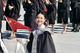 惊艳全场！留学生穿传统服饰亮相海外毕业典礼图片