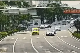 白色轿车故意别停后车，后车司机却表示真心感谢图片