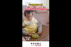 失去双臂的小女孩，只能练习用脚吃饭，加油!折翼的小天使,你是最棒的图片