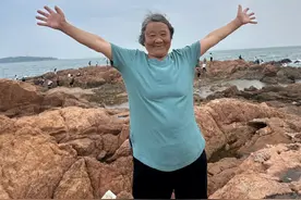 00后大学生带84岁奶奶看海，奶奶在海边的一句话让他破防图片