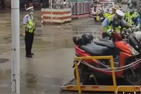 广东一地大量工人电动车被执法人员拖走？当地交管部门回应图片