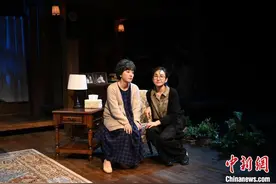 探讨生命的价值与意义 北京人艺上演《晚安，妈妈》图片