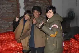 李玟曾买走一位湖南老人200斤滞销橙子，当事老人：没见过她，但我记得她图片