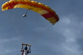 离地4000米：两名“95后”女伞降摄影师的高空人生图片