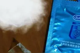 消费者反映在某品牌避孕套中发现异物 品牌回应图片