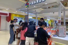 年轻人卖“刮刮乐”搞钱：上班族周末摆摊日销过万，00后考公失败开起彩票店图片