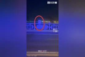 在等待救援的过程中 他出手了……图片