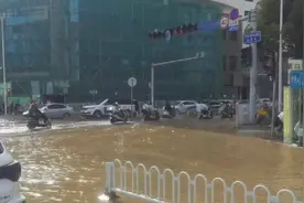 昆明市中心一路口淹水严重，交通拥堵……图片