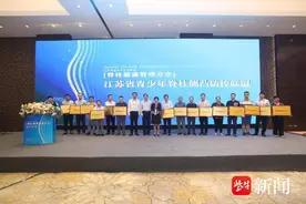 书包过重会导致脊柱侧凸？NO!专家建议家庭可以这样筛查——图片