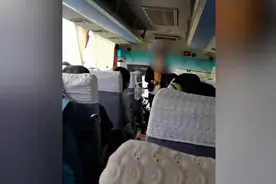 女子跟团游车上睡觉被叫停：称要投诉遭导游怼“快去”，丽江文旅局正在调查视频封面