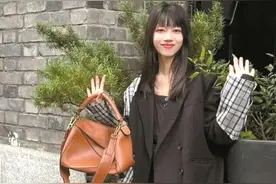 翻牌白袜 潮搭出彩图片