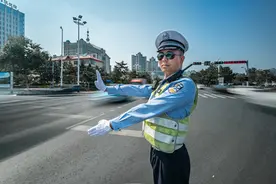 威海市区213处信号灯路口进入“暑假”模式图片