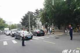 青岛交通路口堵塞严重 烈日高温下公交人指挥两小时图片