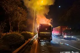 黄埔一货车车头突发自燃！车内装载废纸14吨左右图片
