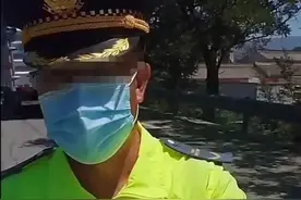 高速“制服人员”拦车被司机质疑后发烟道歉？甘肃高速回应图片