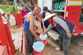 “渴”不容缓丨村民用水告急，眉山消防紧急送水50余吨→图片