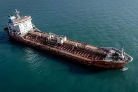 伊朗海军扣押走私油轮遭美军机阻挠 伊官员批美方：危险且不专业图片