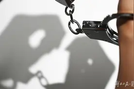 “四川一男子当街扔双胞胎婴儿”？南充警方：行拘图片