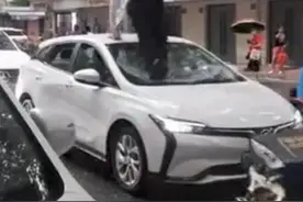 男子街头狂踩车辆挡风玻璃？上海警方回应图片