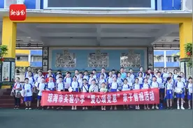 椰视频 | 琼海50名小学生参与亲子卖报活动：收获了成长和勇敢图片