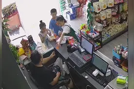 老板为3名小朋友提供杯子分饮料，小朋友接过杯子后，一个举动瞬间把老板暖到视频封面